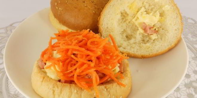 Рецепт булочек фаршированных сосисками, помидорами и сыром в микроволновке