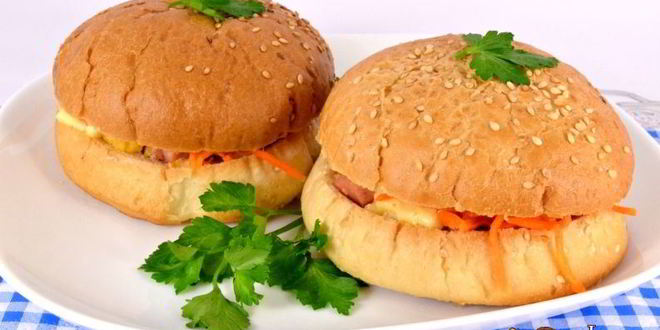 Рецепт булочек фаршированных сосисками, помидорами и сыром в микроволновке