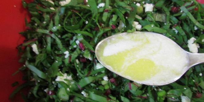 Рецепт булочек с листьями свеклы и свежим сыром