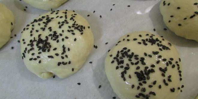 Рецепт булочек с листьями свеклы и свежим сыром