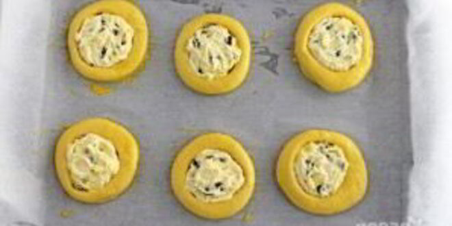 Рецепт булочек с творогом и изюмом
