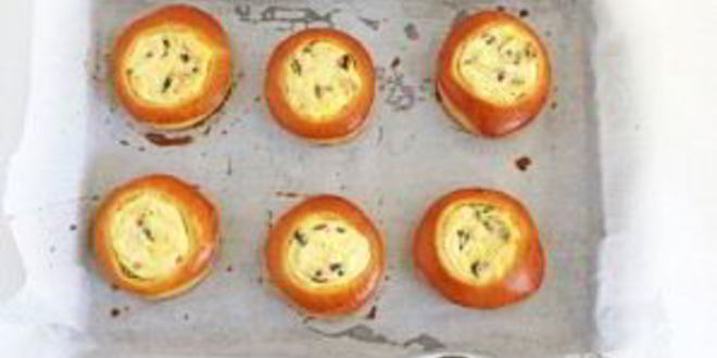 Рецепт булочек с творогом и изюмом