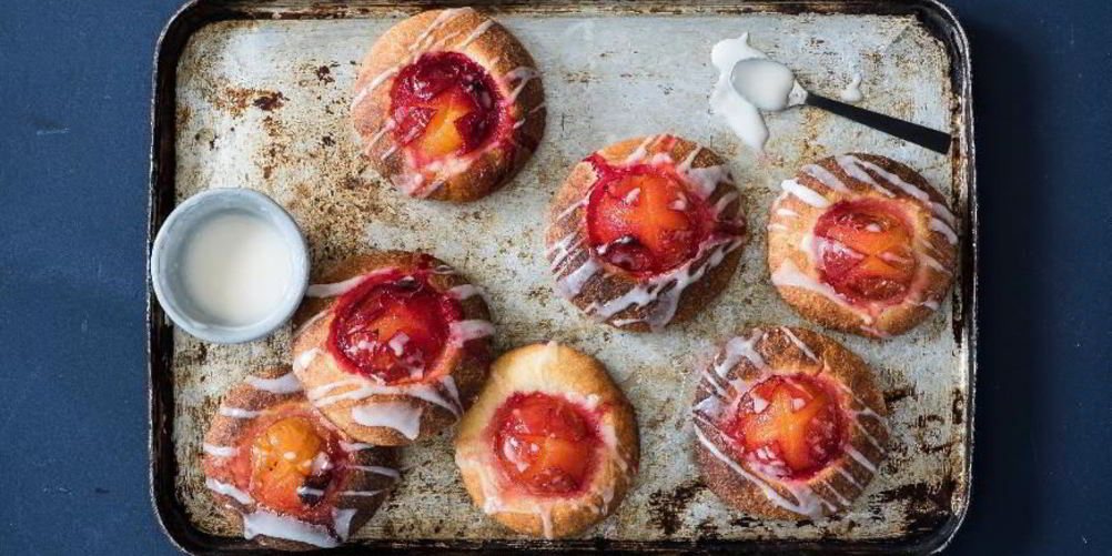 Как приготовить булочки со сливами и сахарной глазурью