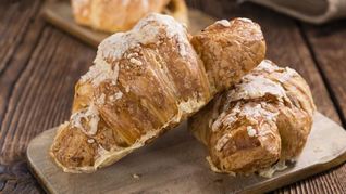 Рецепт Круассанов с сыром из слоеного теста