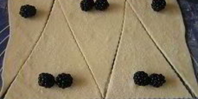 Рецепт круассанов с земляникой, ежевикой и шоколадом