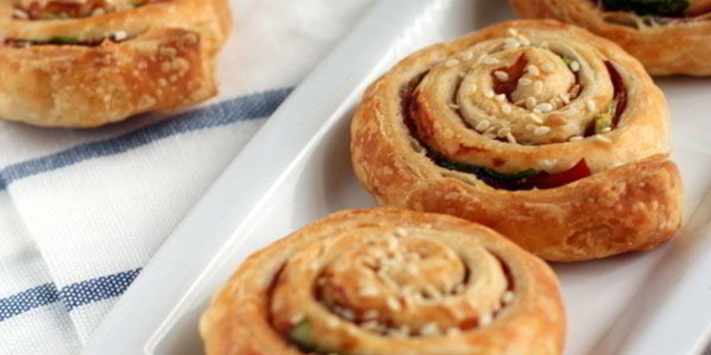 Как приготовить слоеные булочки с ветчиной