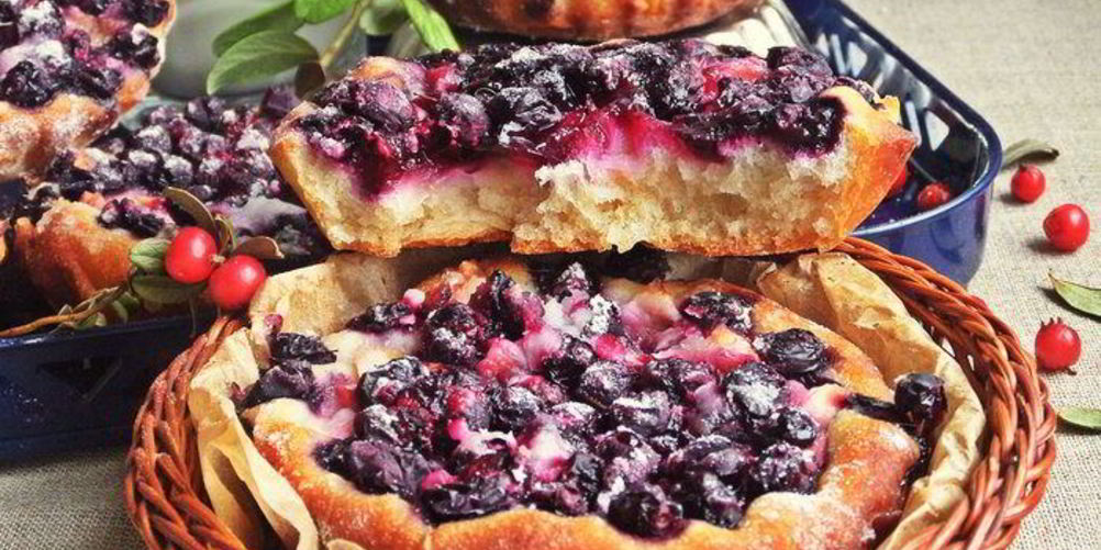Как приготовить ватрушки с голубикой и яблоком