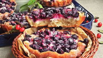 Рецепт Ватрушек с голубикой и яблоком