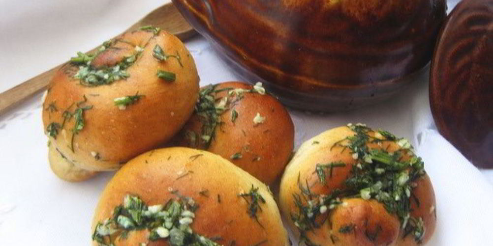 Как приготовить закусочные булочки с зеленью и чесноком