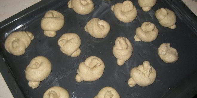 Рецепт закусочных булочек с зеленью и чесноком