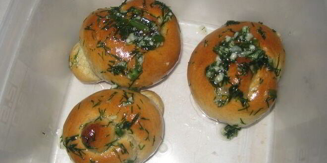 Рецепт закусочных булочек с зеленью и чесноком