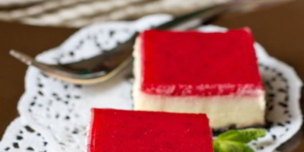 Как приготовить чизкейк с белым шоколадом и клубничным желе