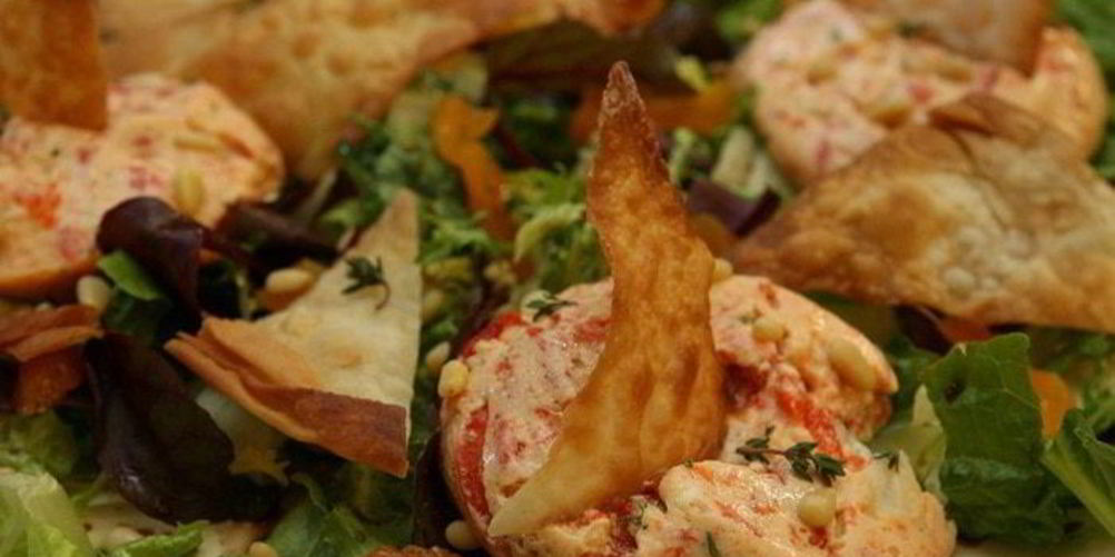 Как приготовить чизкейки со сладким перцем на листьях салата