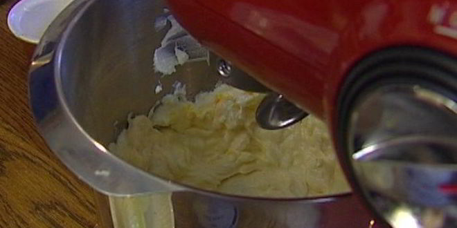 Рецепт чизкейков со сладким перцем на листьях салата