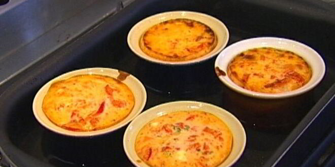 Рецепт чизкейков со сладким перцем на листьях салата