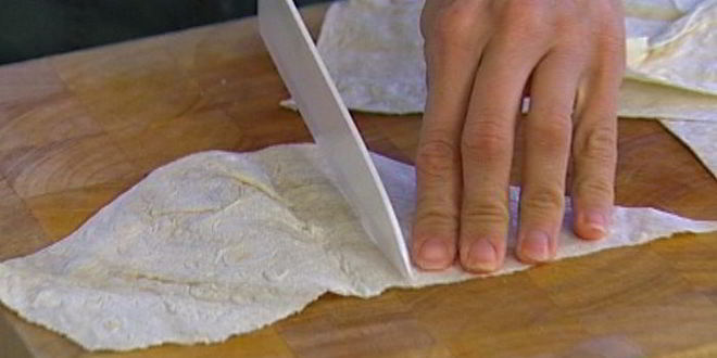 Рецепт чизкейков со сладким перцем на листьях салата