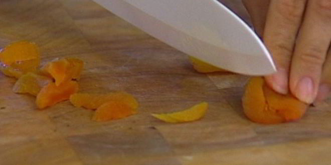 Рецепт чизкейков со сладким перцем на листьях салата