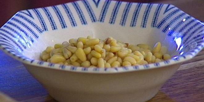 Рецепт чизкейков со сладким перцем на листьях салата