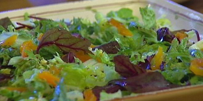 Рецепт чизкейков со сладким перцем на листьях салата