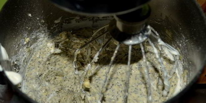 Рецепт сметанного кекса с маком и белым цитрусовым ганашем