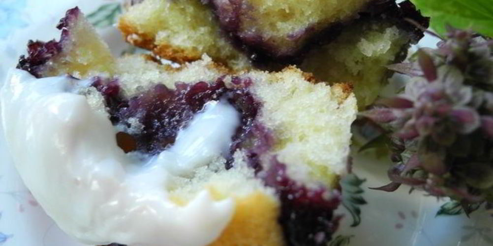 Как приготовить сметанные кексы с ягодной начинкой