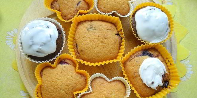 Рецепт сметанных кексов с ягодной начинкой