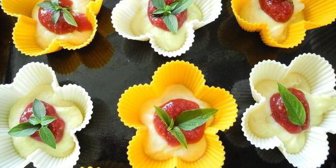 Рецепт сметанных кексов с ягодной начинкой