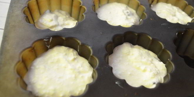 Рецепт творожных кексов с кокосовой стружкой и черносливом