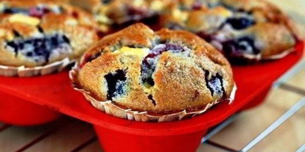 Как приготовить ягодные кексы с белым шоколадом