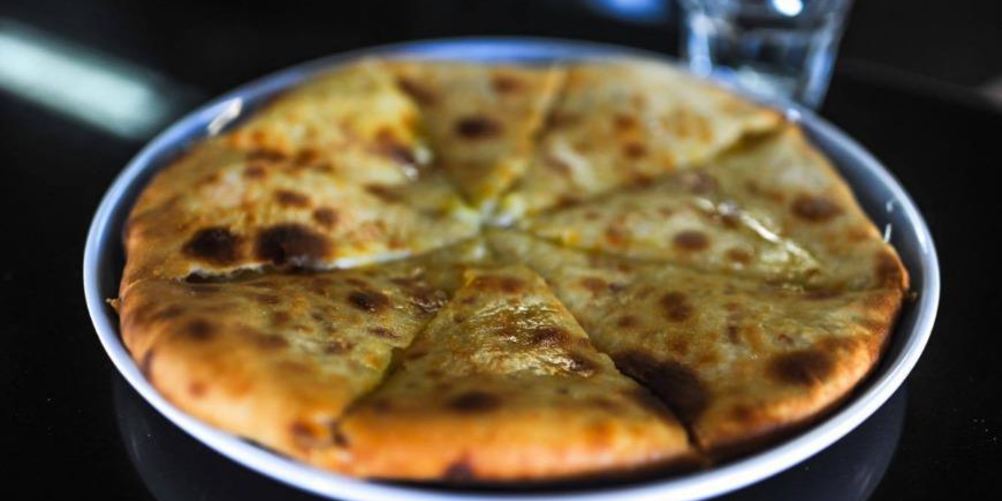 Как приготовить хачапури с запеченным картофелем, жареным луком и грибами