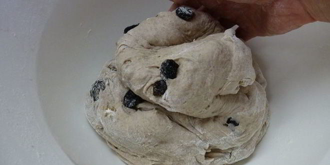 Рецепт французского хлеба на красном вине, с орехами и изюмом