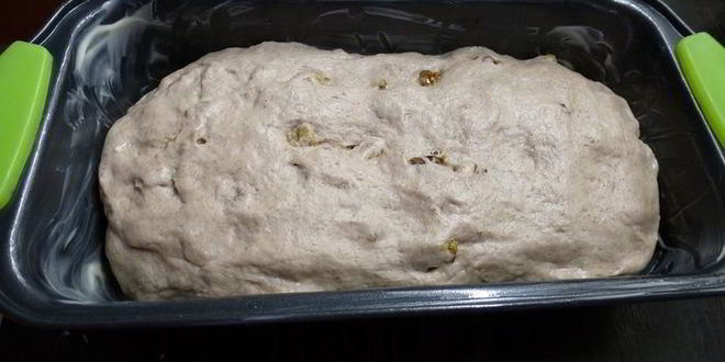 Рецепт французского хлеба на красном вине, с орехами и изюмом