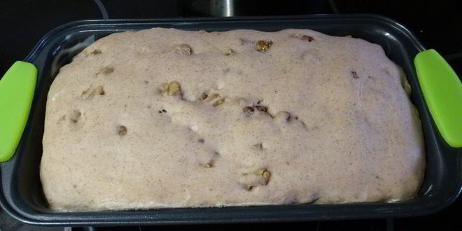 Рецепт французского хлеба на красном вине, с орехами и изюмом