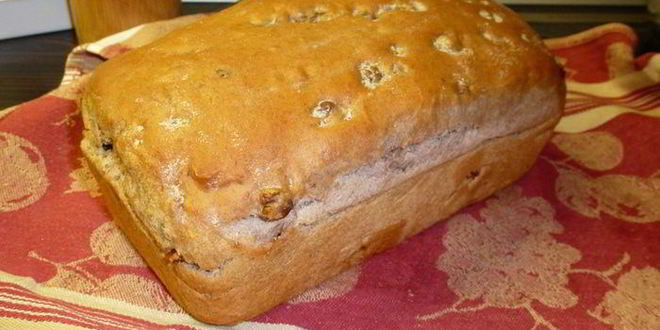 Рецепт французского хлеба на красном вине, с орехами и изюмом