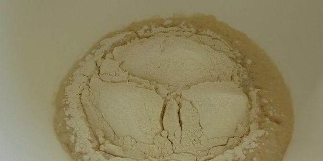 Рецепт французского хлеба на красном вине, с орехами и изюмом