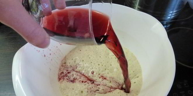 Рецепт французского хлеба на красном вине, с орехами и изюмом