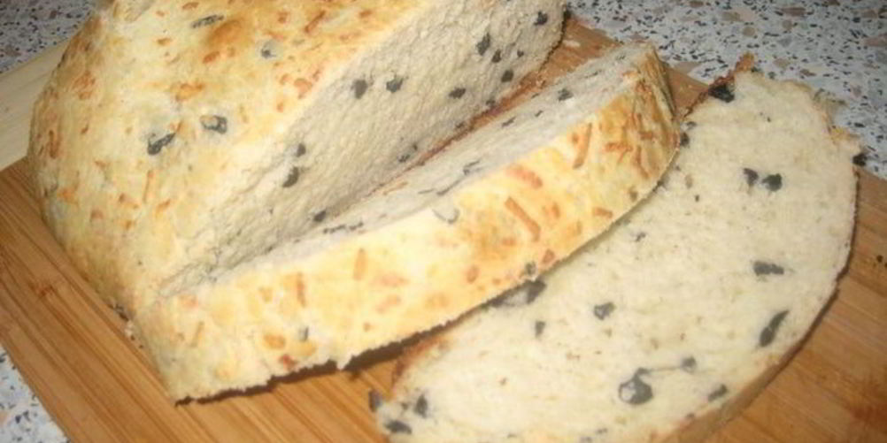 Как приготовить хлеб с маслинами, сыром и чесноком