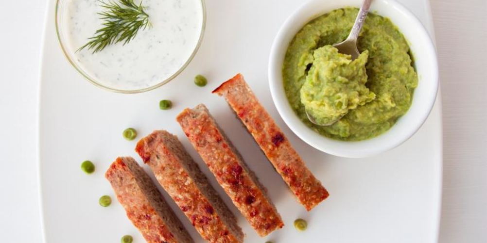 Как приготовить мясной хлеб с йогуртовым соусом и гарниром из зеленого горошка