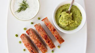 Рецепт Мясного хлеба с йогуртовым соусом и гарниром из зеленого горошка