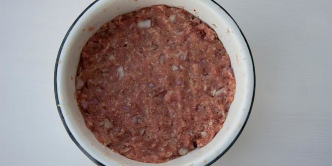 Рецепт мясного хлеба с йогуртовым соусом и гарниром из зеленого горошка