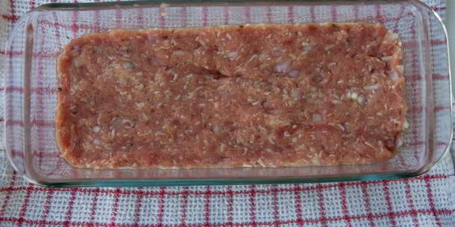 Рецепт мясного хлеба с йогуртовым соусом и гарниром из зеленого горошка