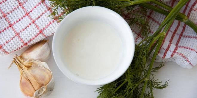 Рецепт мясного хлеба с йогуртовым соусом и гарниром из зеленого горошка