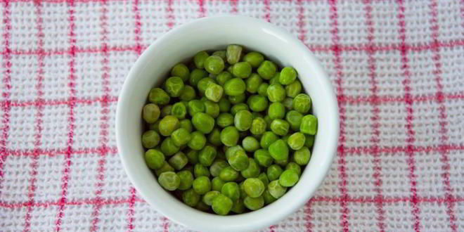 Рецепт мясного хлеба с йогуртовым соусом и гарниром из зеленого горошка