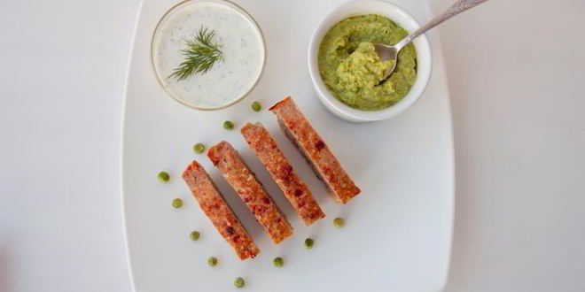 Рецепт мясного хлеба с йогуртовым соусом и гарниром из зеленого горошка