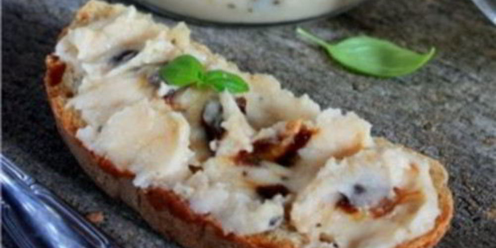 Как приготовить помазку на хлеб из чернослива и фасоли