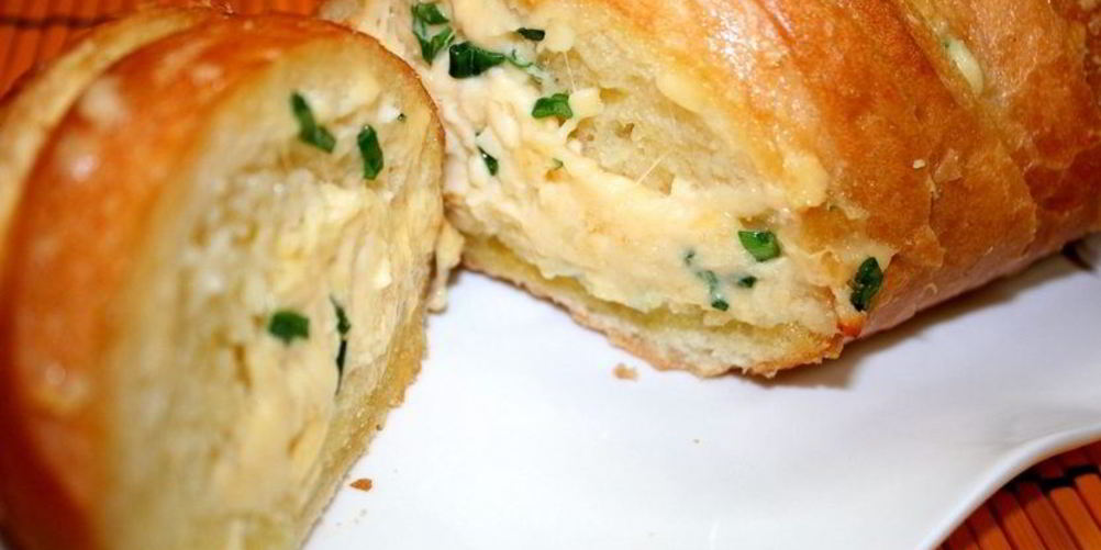 Как приготовить запеченный батон с сыром и чесноком