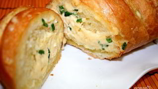 Рецепт Запеченного батона с сыром и чесноком