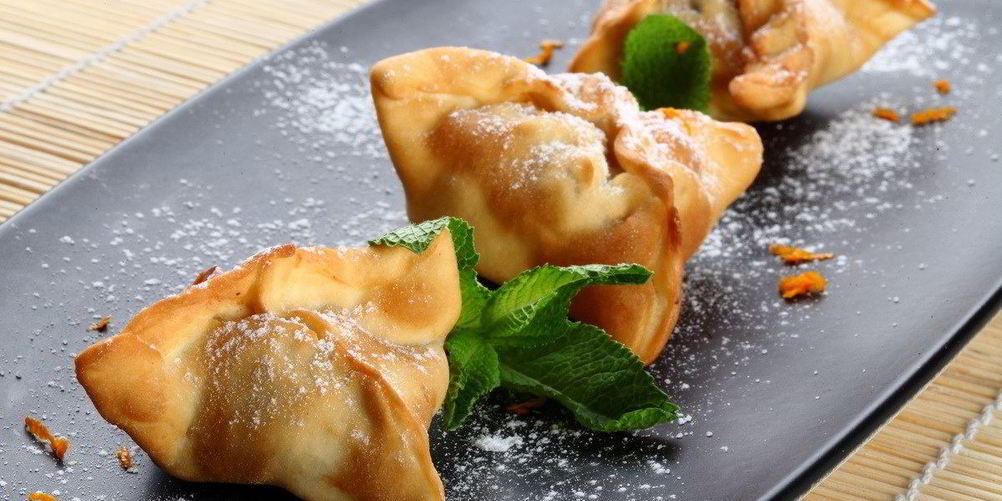 Как приготовить хрустящие конвертики из теста с начинкой из банана и фиников