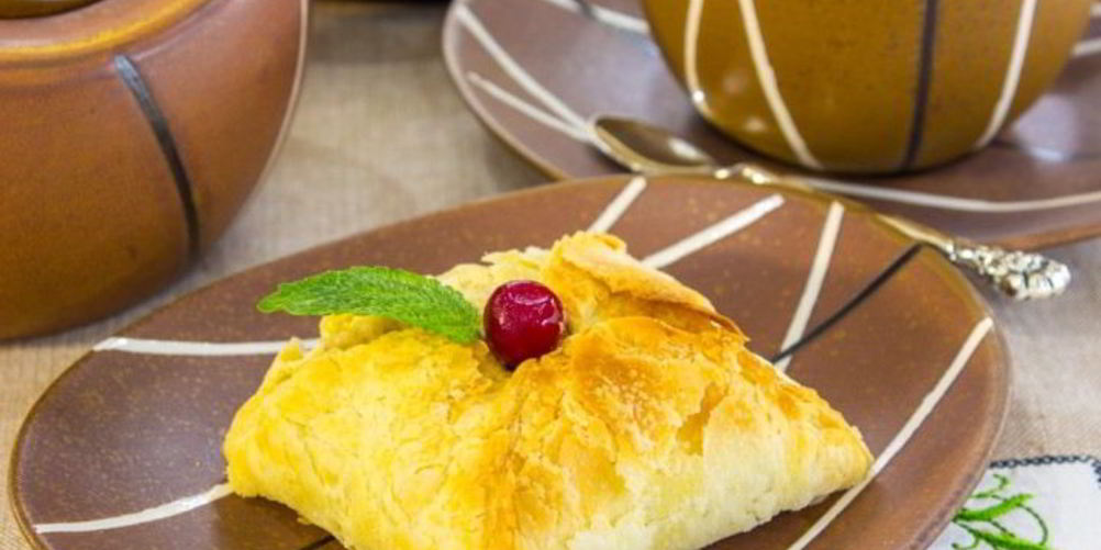 Как приготовить конвертики из слоеного теста с фаршированными абрикосами