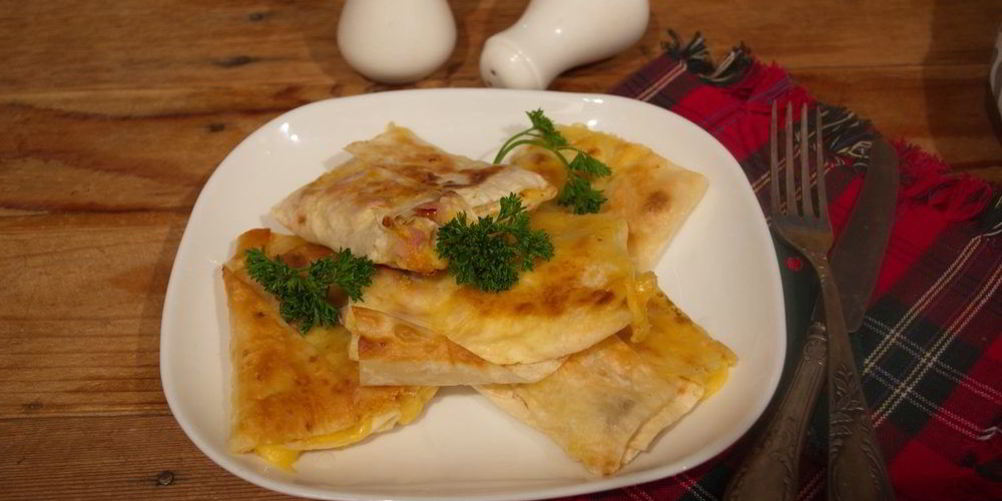 Как приготовить лаваш с ветчиной и твердым сыром